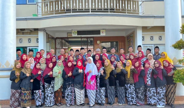 MTs Negeri 1 Brebes Gelar Upacara Hari Kartini 2025: “Gelora Semangat Kartini untuk Ekonomi Jawa Tengah Maju dan Inklusif”